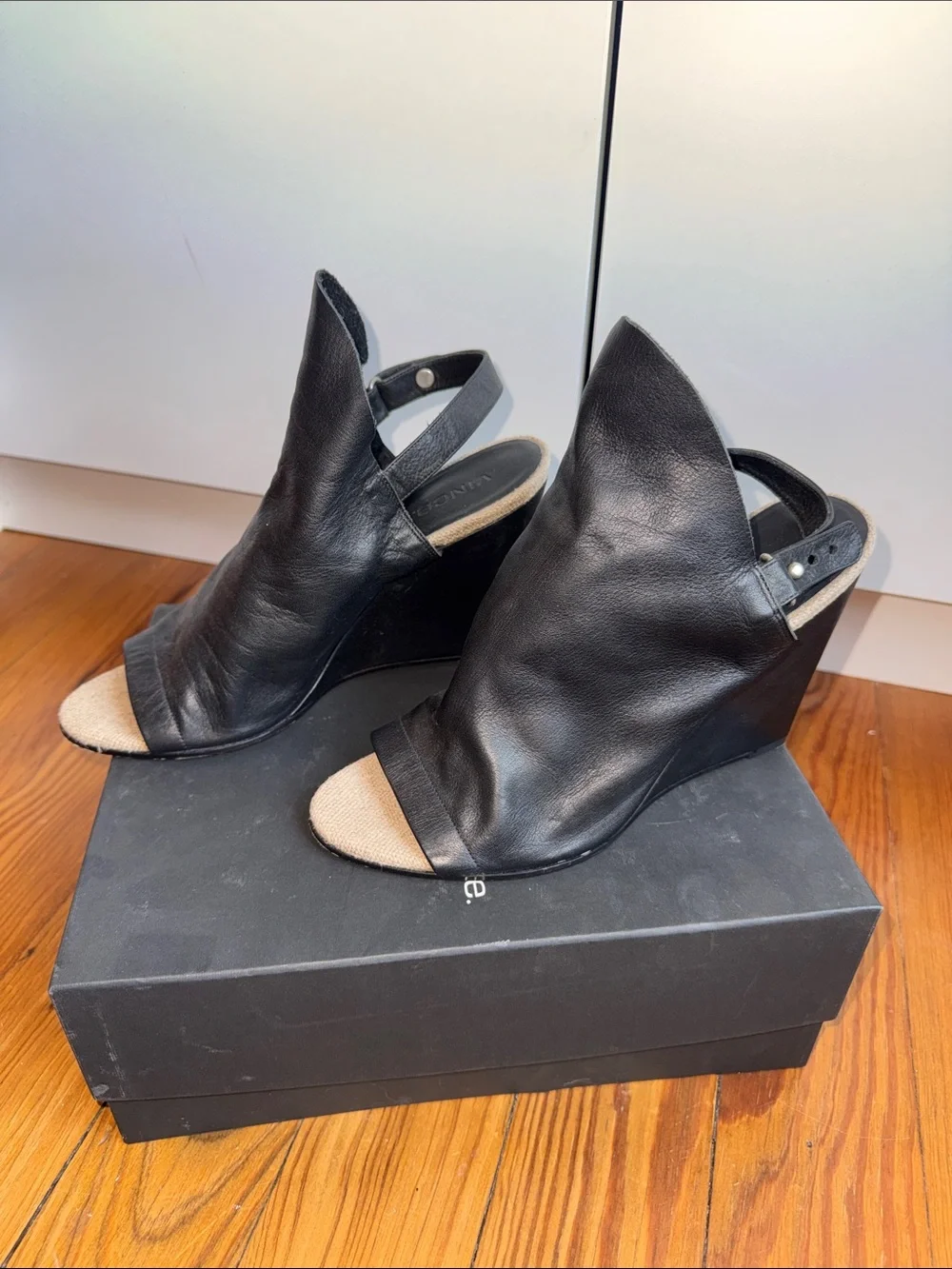 Vince chic black